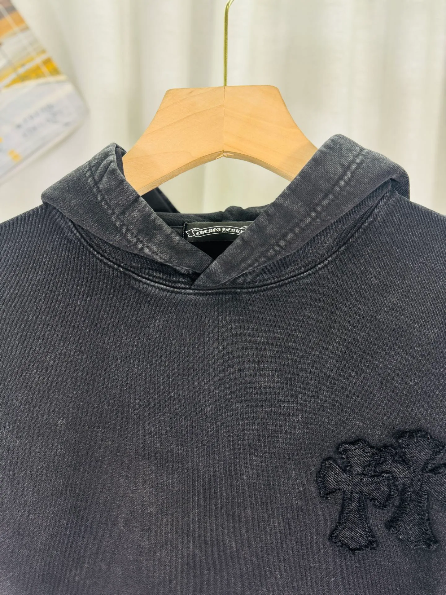 P310 top version, real shot without P, ​​different from market currency) 𝗖𝗵𝗿𝗼𝗺𝗲 𝗛𝗲𝗮𝗿𝘁𝘀/Cro Heart 2025 washed and burned flower patch embroidered autumn and winter new original single counter American style 3D three-dimensional couple casual hooded sweatshirt 👑The highest version! Customized fabric 480g tripe terry fabric! American acid-washed and distressed original fabric, laser burning + patch embroidery, exquisite embroidery of letters! The best-selling model in the counter, very comfortable to wear. Accessories: original molded and authenticated collar label➕100% silk wash label. Genuine purchase-grade original hangtag➕matching hanging rope➕3D hanging beads➕original packaging bag. Craftsmanship: The original version has consistent wiring! The highest version of the armhole matching technique! Color: Black Red Size: S M L XL Style No.: 9331
